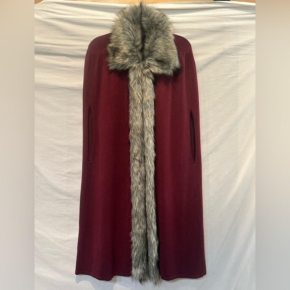 NEW - Beautiful Anthony Original Sweater Knit Faux Fur Cape - Size Large